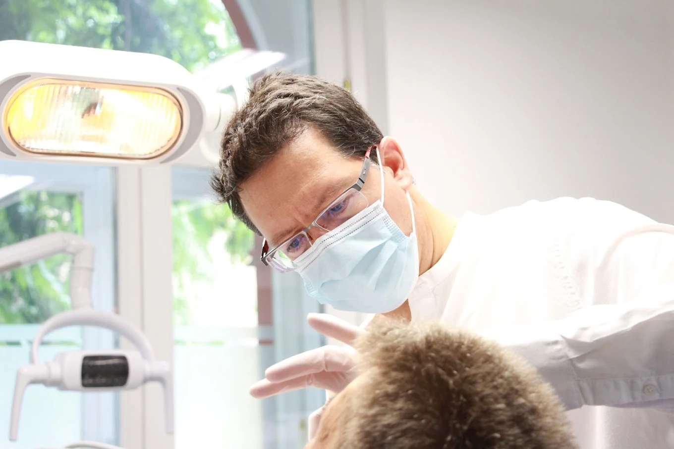 Dr. Korányi György munka közben